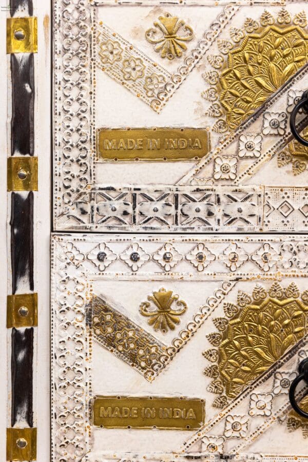 A close up of the gold and white pattern on the wall.