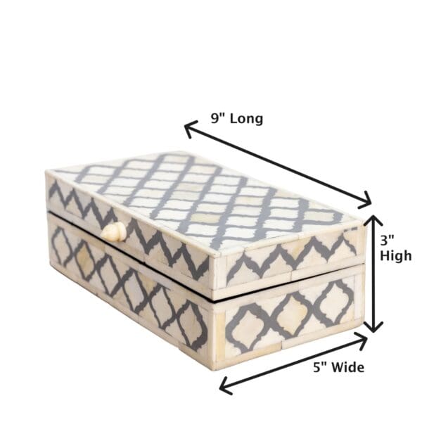 A box with a pattern on it and measurements.