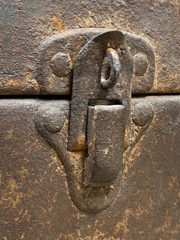 A close up of the latch on an old chest